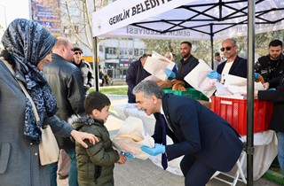 Gemlik Belediyesi’nden Ramazan Pidesi İkramı